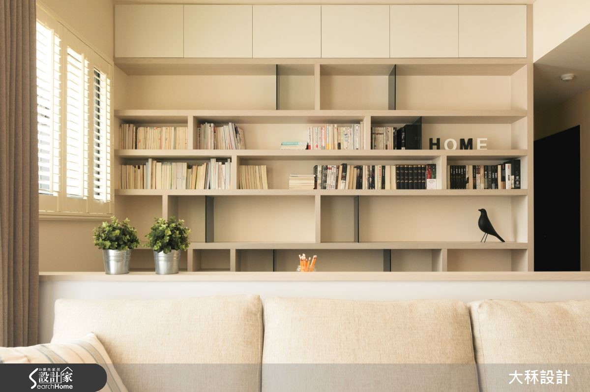 喜愛明亮潔白色調的一家三口，擁有一間大小適中、格局